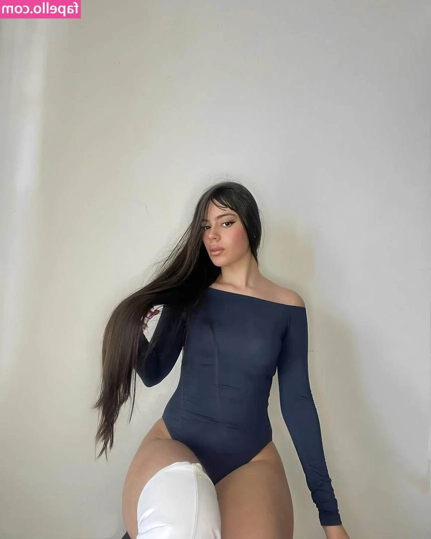 Skinny_violetta [ skinny-violetta ] - Do I have any camel toe fetishists? If so, this one is for you 😘