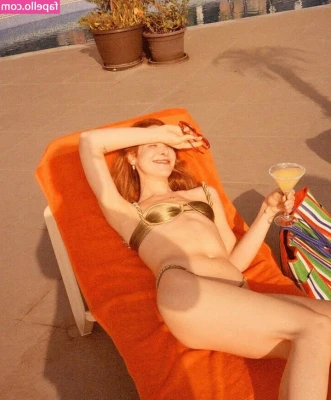Hari Nef [ hari-nef ] - want me to spread them while being fully naked? 😏