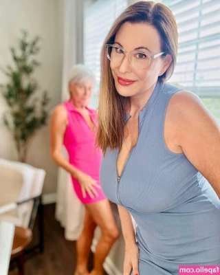 elaina_stjames [ elaina-stjames-1 ] - A silly video trying out porn positions.