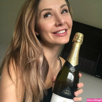 Lauren Southern [ lauren-southern ] - 🥵 ….in bed on cool sheets. Way too hot to fuck today…….🥵 