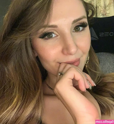 Lauren Southern [ lauren-southern ] - happy Monday💛🎀