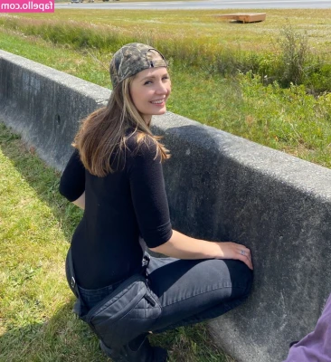 Lauren Southern [ lauren-southern ] - Nothing like relaxing with some Netflix at the end of a long day 😌
