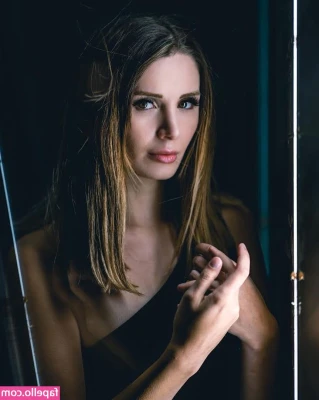 Lauren Southern [ lauren-southern ] - Another vegas dress you can pull right up😙