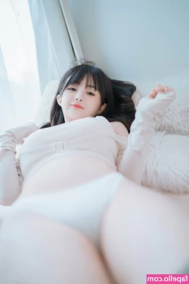 Aninnyan - A moment for the cherry panties please 🍒