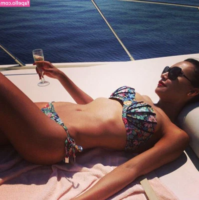 Naya Rivera [ naya-rivera ] - Come unwrap the best present you’ve ever received 🎁 Vem abrir o
