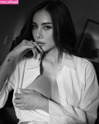 Soraya Upaiprom [ soraya-upaiprom ] - getting ready, and waiting someone to get behind me😈😘