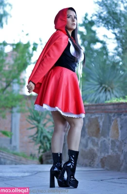 Paula Ramos [ paula-ramos-1 ] - Logging online from the social!
