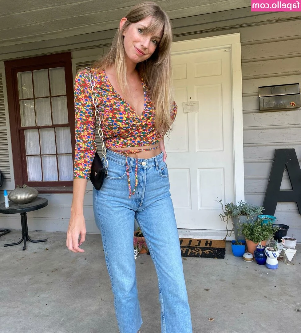 Alex Gehring [ alex-gehring ] - Ass, feet, and pussy tease coming to your DMs later tonight 👀👀
