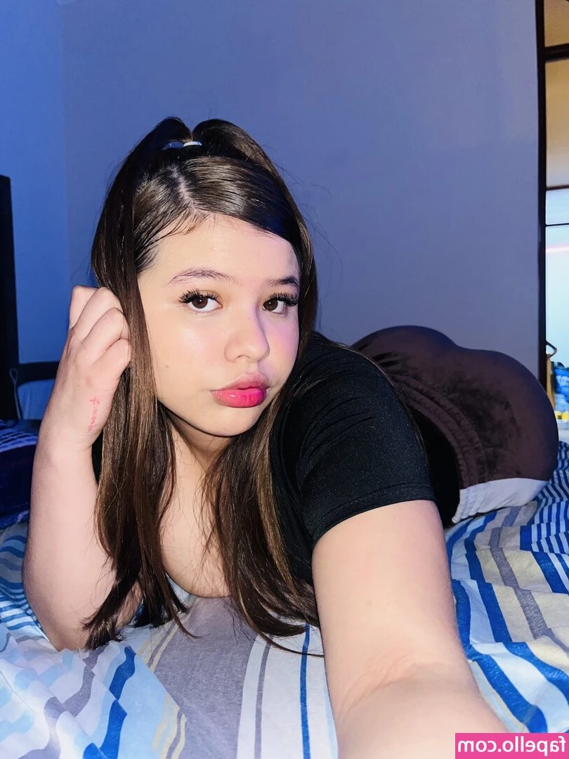 Rosanny Castro [ rosanny-castro ] - Should I have it open or closed 🤔 😄