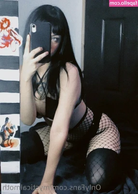 mystical_moth [ mystical-moth ] - Which lovely lady humps are you gonna lick first on this fine Hump