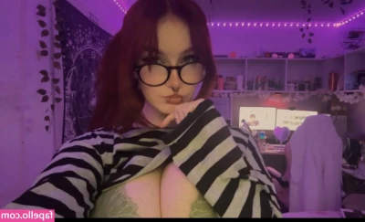 sylvieexo - @LeftyOhh gave me his dick inna box!   Isn't it pretty? 😻 (And
