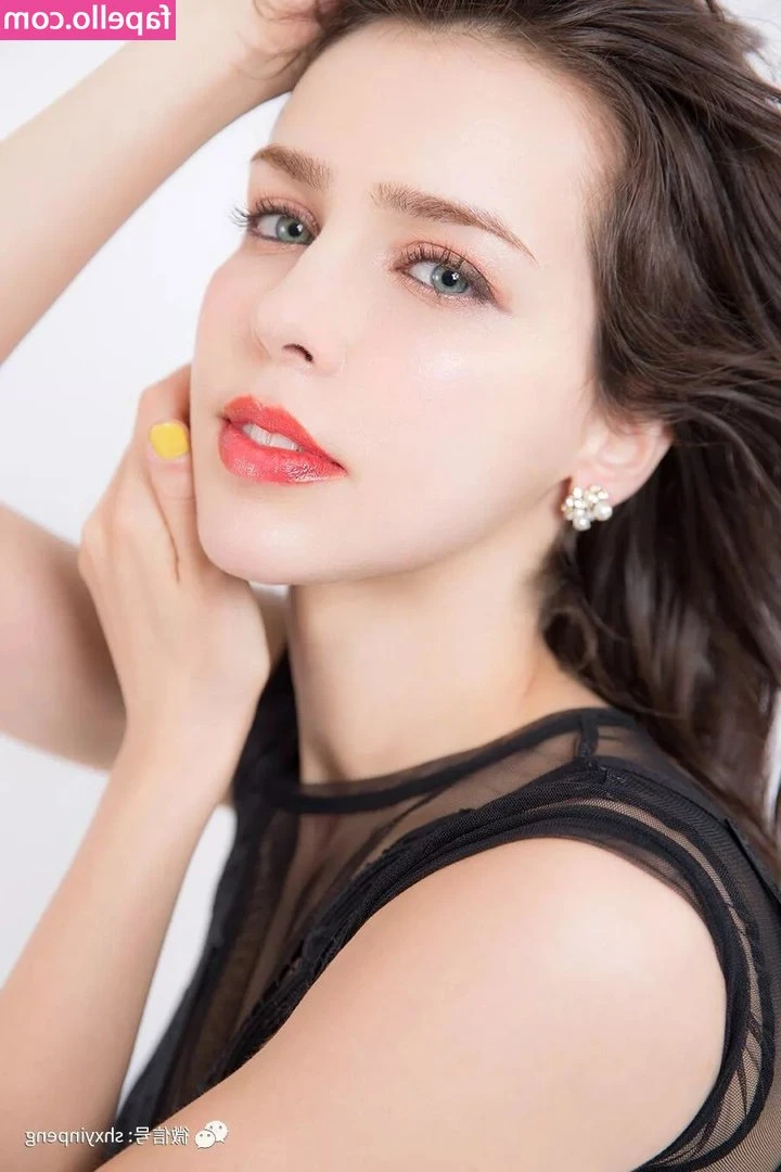 Stefanie Joosten [ stefanie-joosten ] - even though my eyes are closed , i like the pic 😂🤪