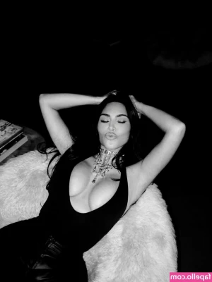 Kim Kardashian [ kim-kardashian-1 ] - Do you love me? My master💕