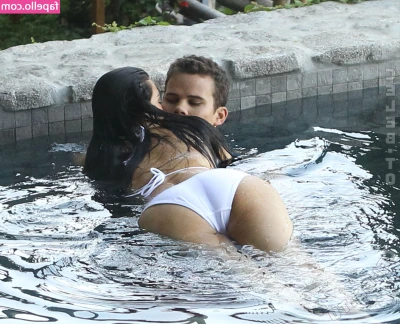 Kim Kardashian [ kim-kardashian-1 ] - Should I stay in this position?
