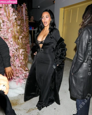 Kim Kardashian [ kim-kardashian-1 ] - Hope you're all spending today relaxing 😌
