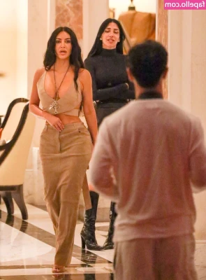 Kim Kardashian [ kim-kardashian-1 ] - Throw Money At My Fat Booty And Soles