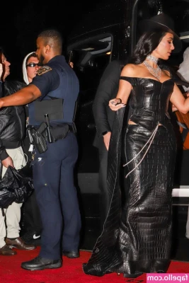 Kim Kardashian [ kim-kardashian-1 ] - Woke up and my shirt was like this on me lol