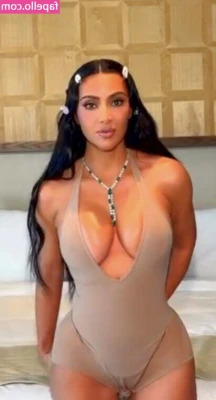 Kim Kardashian [ kim-kardashian-1 ] - Swipe for feets