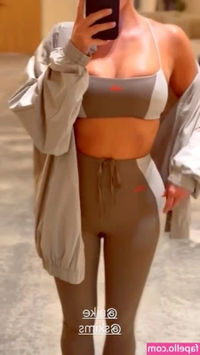 Kim Kardashian [ kim-kardashian-1 ] - Watch me oil my feet up to keep them nice and soft for you!