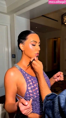 Kim Kardashian [ kim-kardashian-1 ] - Making a selfie set soon 🥰🍑