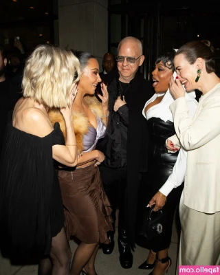 Kim Kardashian [ kim-kardashian-1 ] - The rabbit in the background is getting a free show!