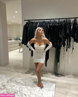 Kim Kardashian [ kim-kardashian-1 ] - Guys, please, I already wrote many times that I work here alone, I