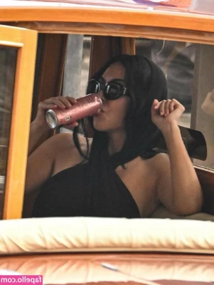 Kim Kardashian [ kim-kardashian-1 ] - Well this is…definitely new….😵‍💫
