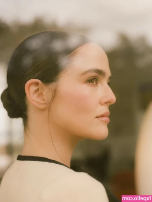 Zoey Deutch [ zoey-deutch-1 ] - Adivinen que estoy esperando ? 😳😳😳😈