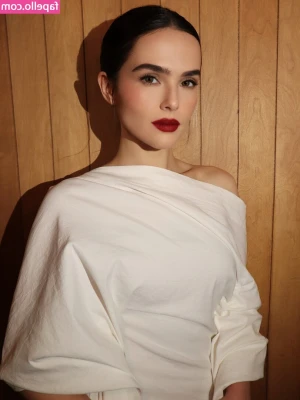 Zoey Deutch [ zoey-deutch-1 ] - Jean-Yves & Matthias | 14 France - 2023 MASCULAR @ Play