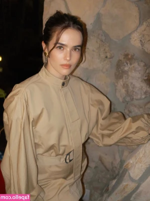 Zoey Deutch [ zoey-deutch-1 ] - my red blistered ass <3 (from hard spanks <3)