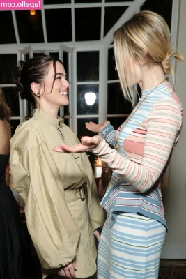 Zoey Deutch [ zoey-deutch-1 ] - Good solarium 😋