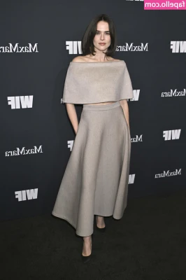 Zoey Deutch [ zoey-deutch-1 ] - Have a nice little tease, just barely missed a little something