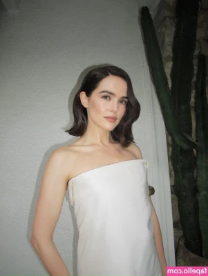 Zoey Deutch [ zoey-deutch-1 ] - Boob Drop Clip