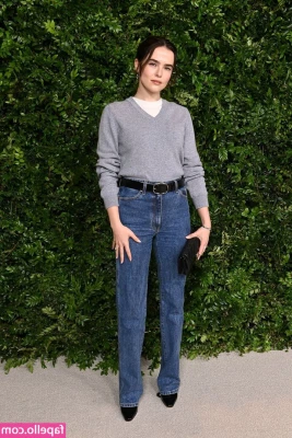 Zoey Deutch [ zoey-deutch-1 ] - I want to be your cutie pie
