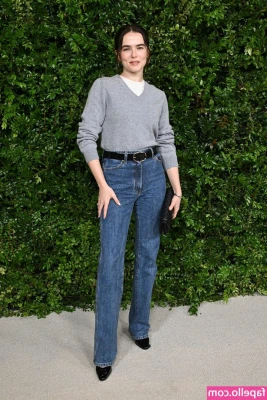 Zoey Deutch [ zoey-deutch-1 ] - I'm online and ready for fun 🤤