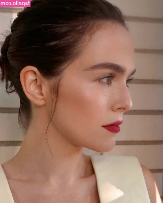 Zoey Deutch [ zoey-deutch-1 ] - Commencer la quarantaine, car je ne peux pas partir à la maison