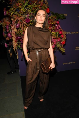 Zoey Deutch [ zoey-deutch-1 ] - 10% of dreams include sex