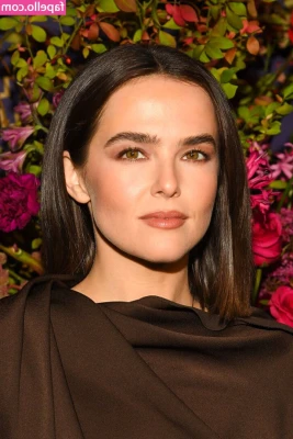 Zoey Deutch [ zoey-deutch-1 ] - Send a tip the length of your dick, I'm trying to see something 💋