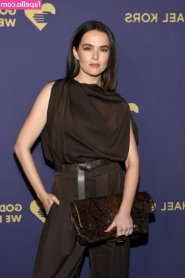 Zoey Deutch [ zoey-deutch-1 ] - Splits. No banana.