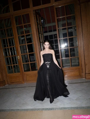 Zoey Deutch [ zoey-deutch-1 ] - Tell me about your first time. I’d like to imagine myself as a