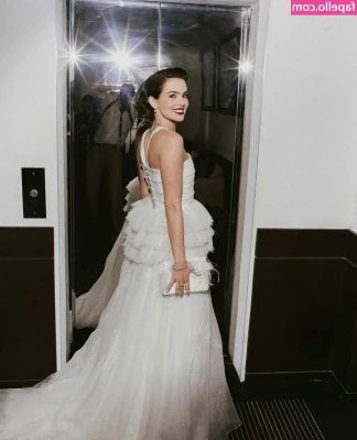 Zoey Deutch [ zoey-deutch-1 ] - My husband was joking that I cum so loud he needs to buy me a ball