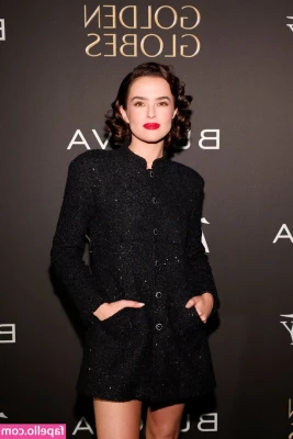 Zoey Deutch [ zoey-deutch-1 ] - Don’t I look so happy when I’m glazed 😋