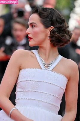 Zoey Deutch [ zoey-deutch-1 ] - Happy friday! I have an important question: Would you A) slip off my