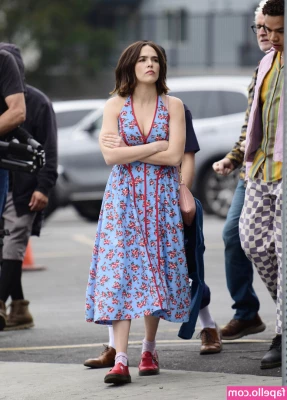 Zoey Deutch [ zoey-deutch-1 ] - Mavis is looking kinda juicy isn't she?