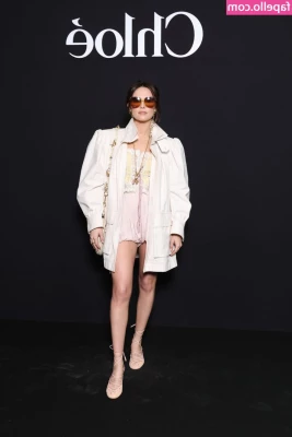 Zoey Deutch [ zoey-deutch-1 ] - I love kiwi part 1