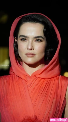 Zoey Deutch [ zoey-deutch-1 ] - Happy New Years to all my fans   Much love to you this coming 2023