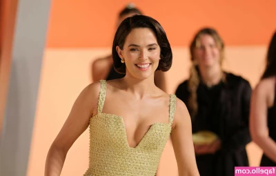 Zoey Deutch [ zoey-deutch-1 ] - Follow me on my new official Reddit 💋💋💋.