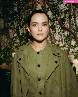 Zoey Deutch [ zoey-deutch-1 ] - Fun anyone