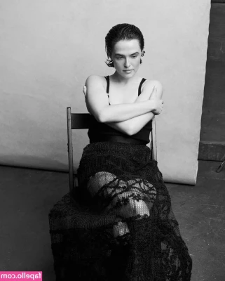 Zoey Deutch [ zoey-deutch-1 ] - Bulging waiting in line for some coffee