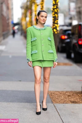 Zoey Deutch [ zoey-deutch-1 ] - Good morning SuperFans     How s the weekend